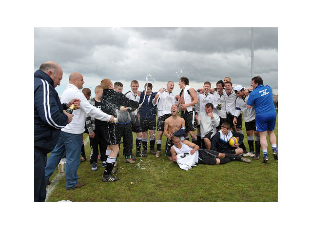 Top photo's from the Premier Division title decider - May 2009.
